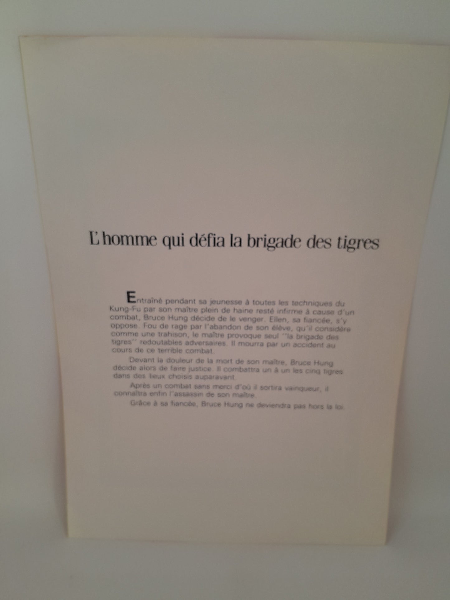 Affiche / Vidéo club Film "L'Homme qui défia la brigade des tigres" 29 x 20.5 cm