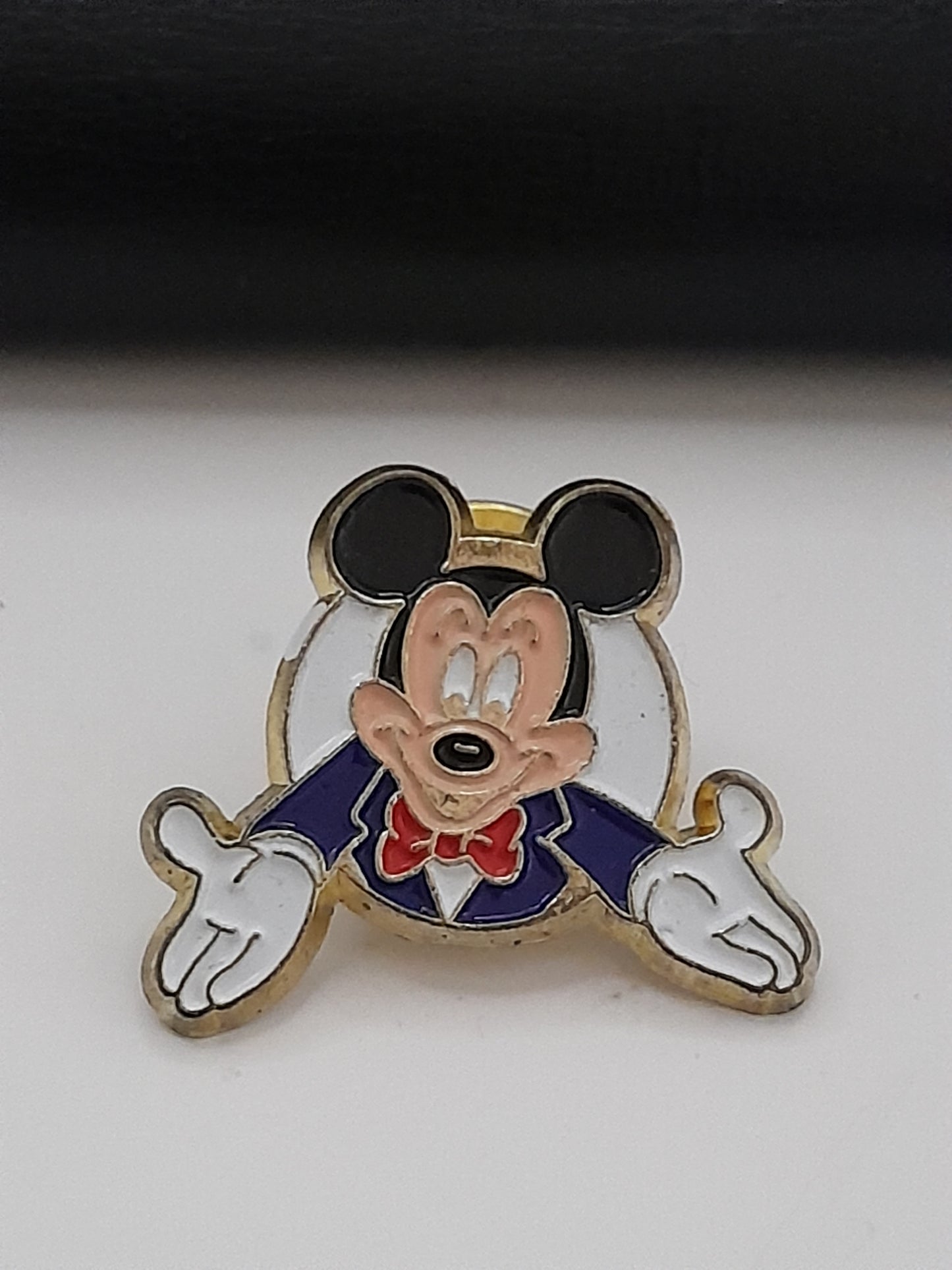 Pin's Mickey Mouse signé Disney AB