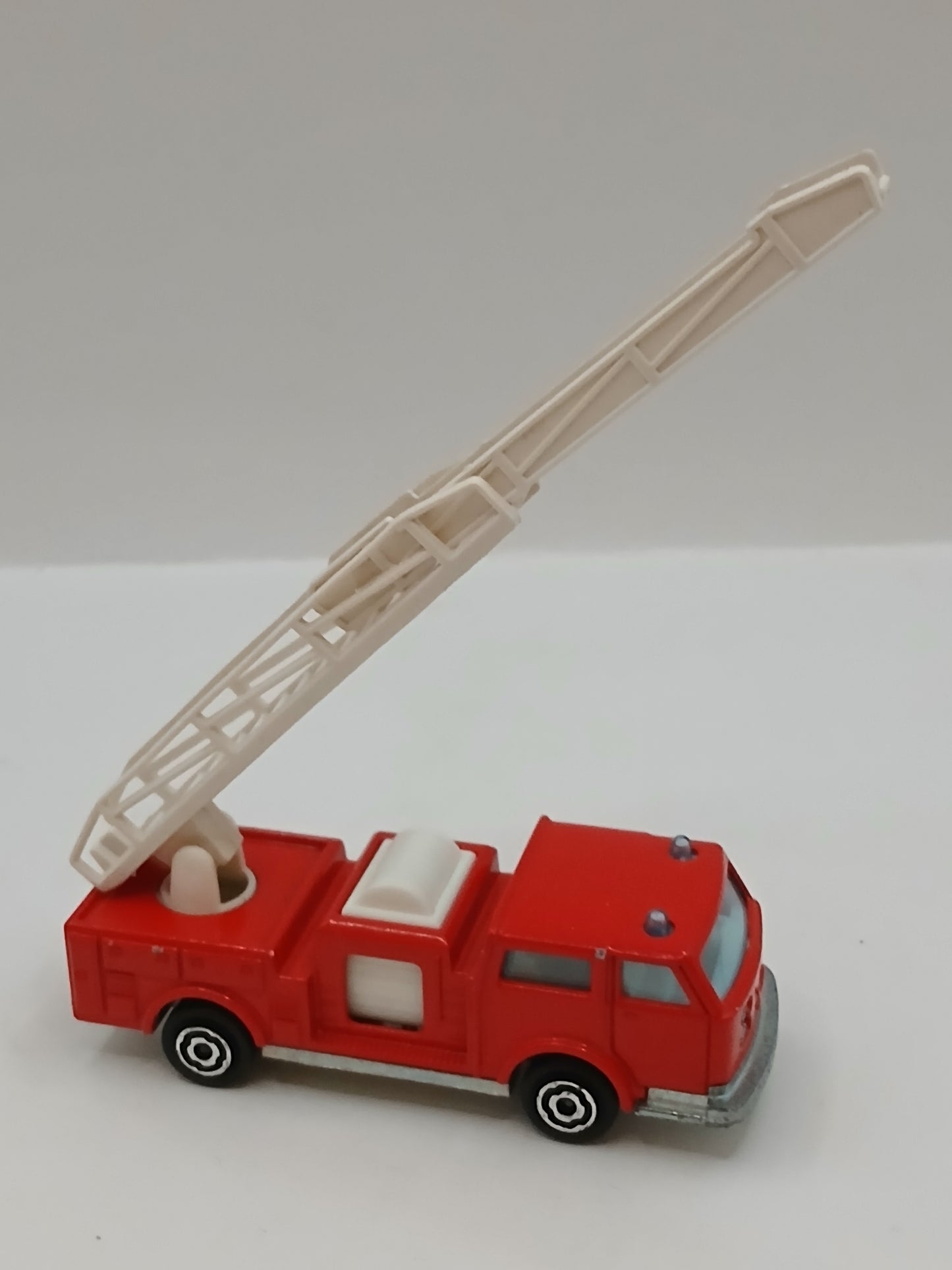 Véhicule Majorette Pompier ech 1/100 n°207