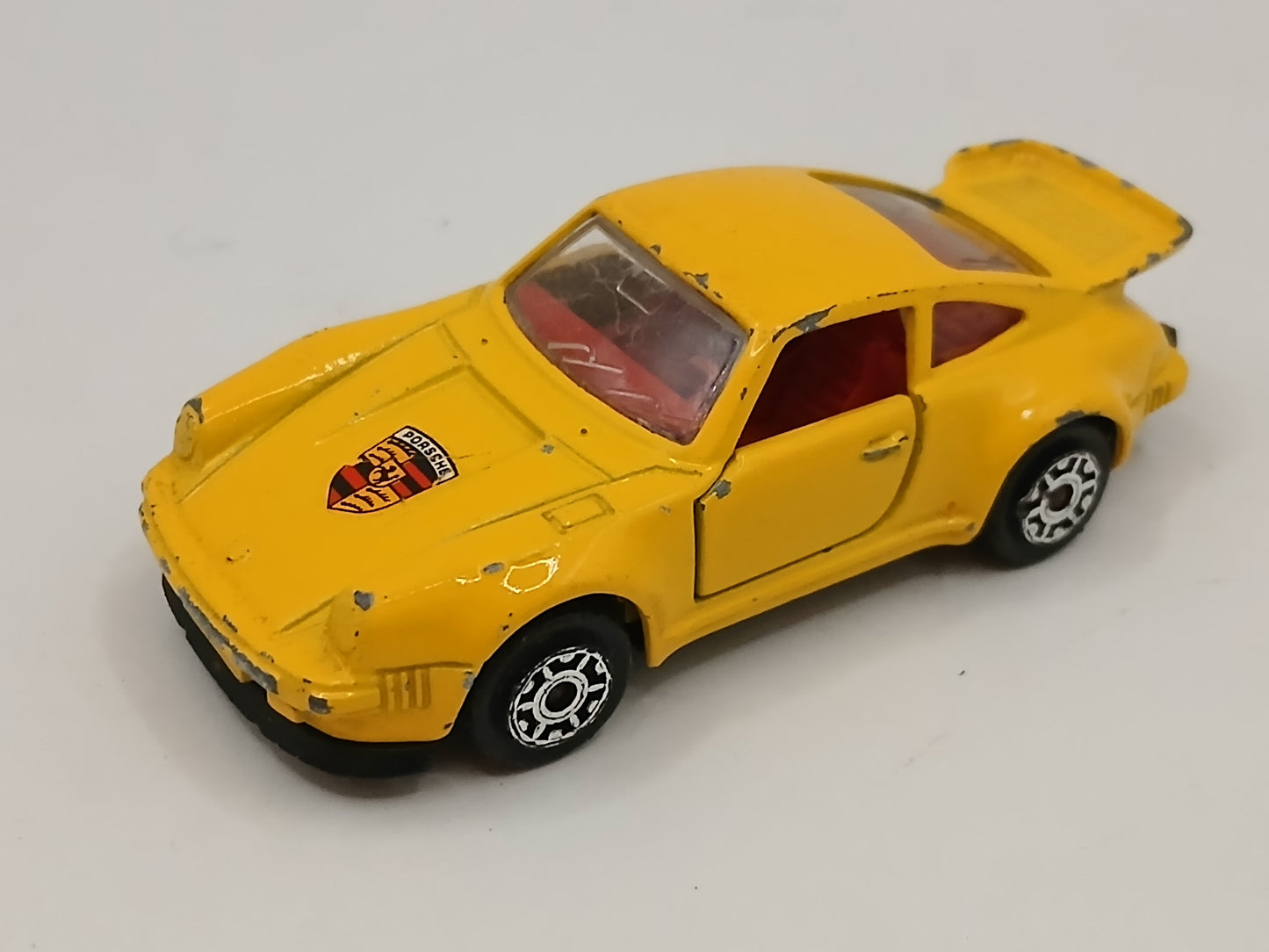 Véhicule Majorette Porche 911 ech 1/57  Porsche  911  Turbo  -  giallo MAJORETTE  -  N.  209  -  SCALA  1/57 MADE  IN  FRANCE